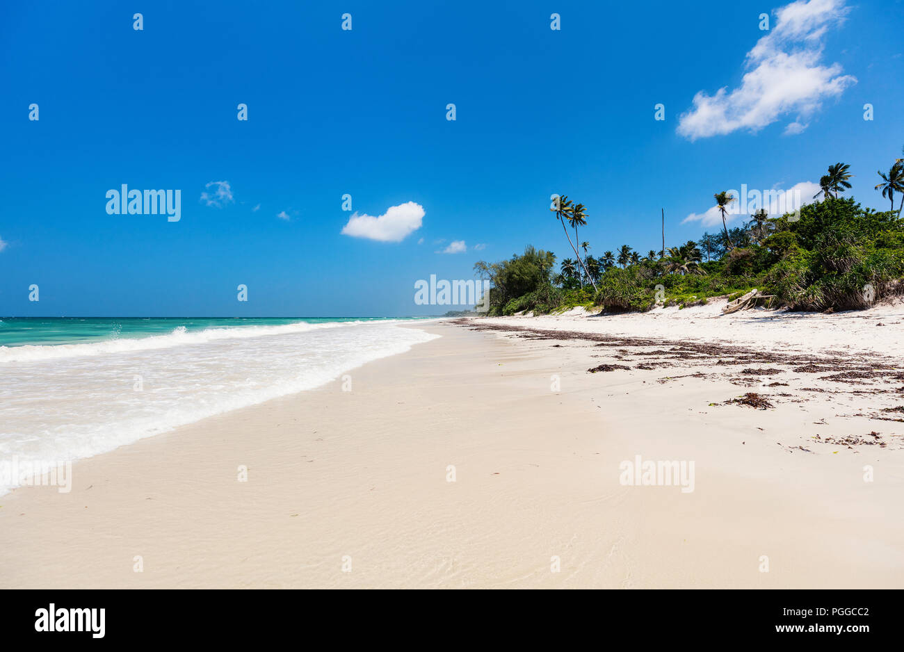 Foto orizzontale di bella sabbia bianca spiaggia esotica in Kenya Africa Foto Stock