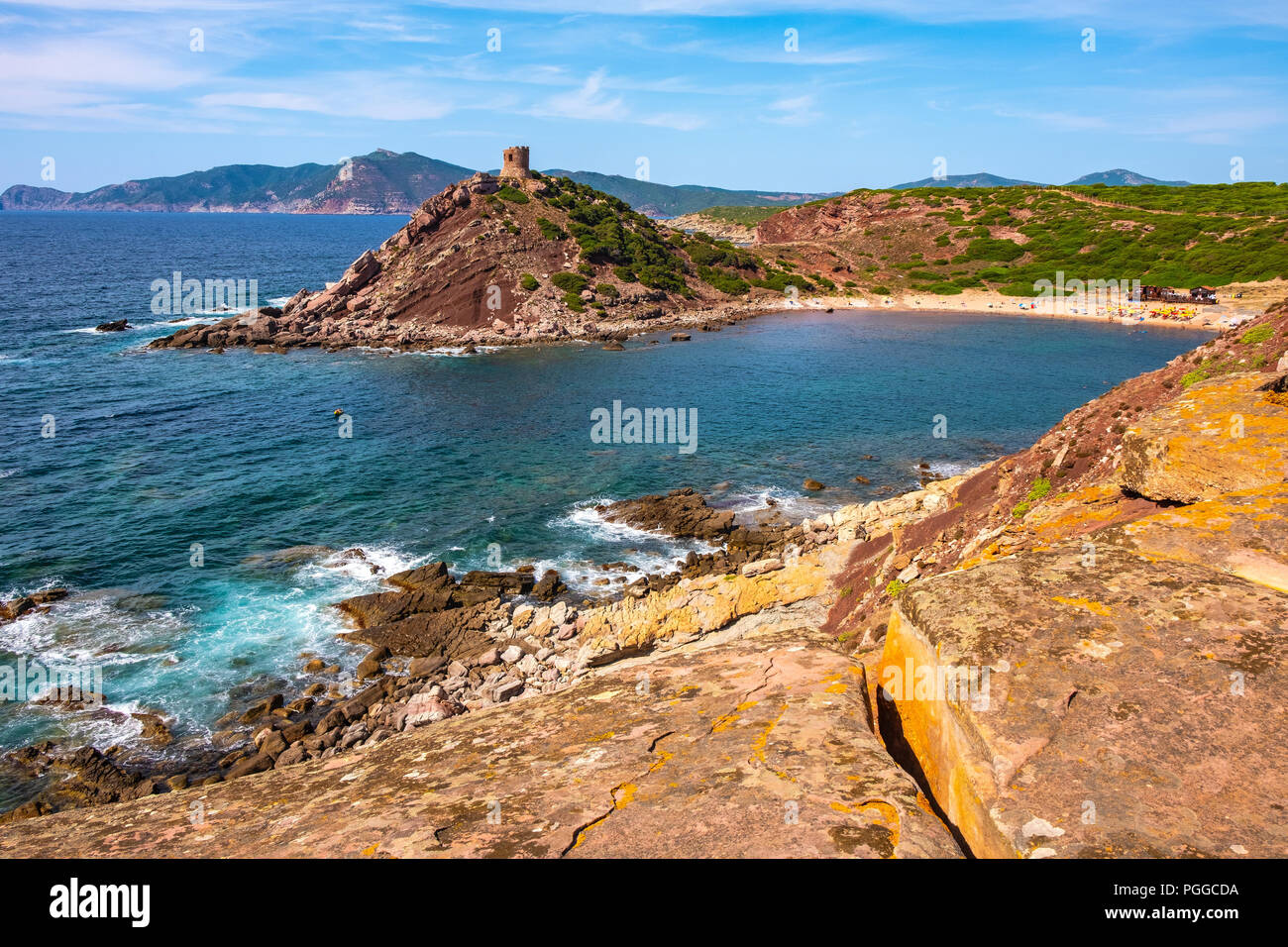 Alghero, Sardegna / Italia - 2018/08/11: vista panoramica della Cala Porticciolo golfo con Torre del Porticciolo torre nel Porto Conte Parco Regionale Foto Stock