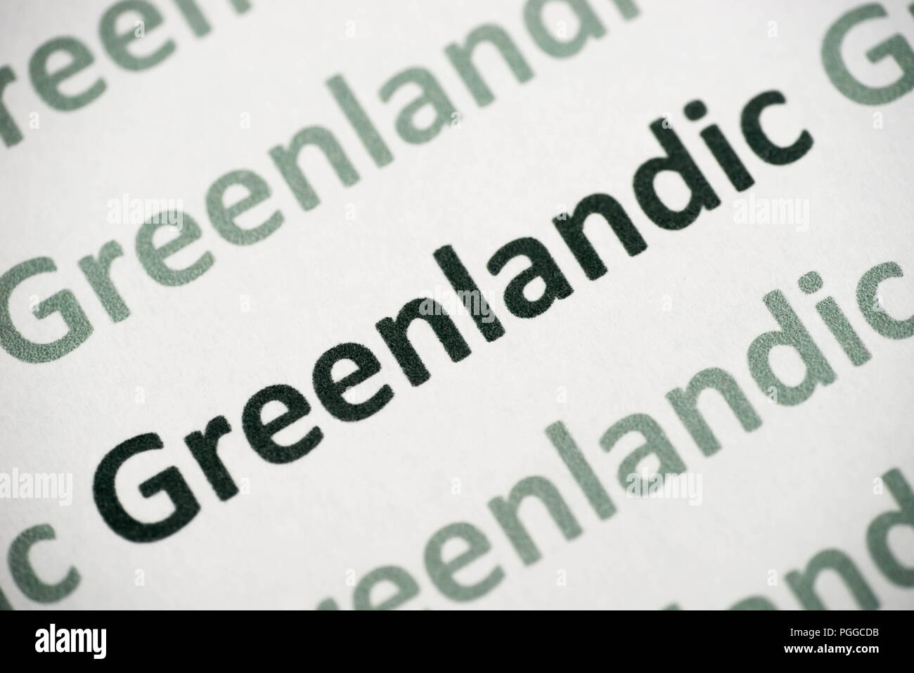 Parola lingua Groenlandese stampato su carta bianca macro Foto Stock