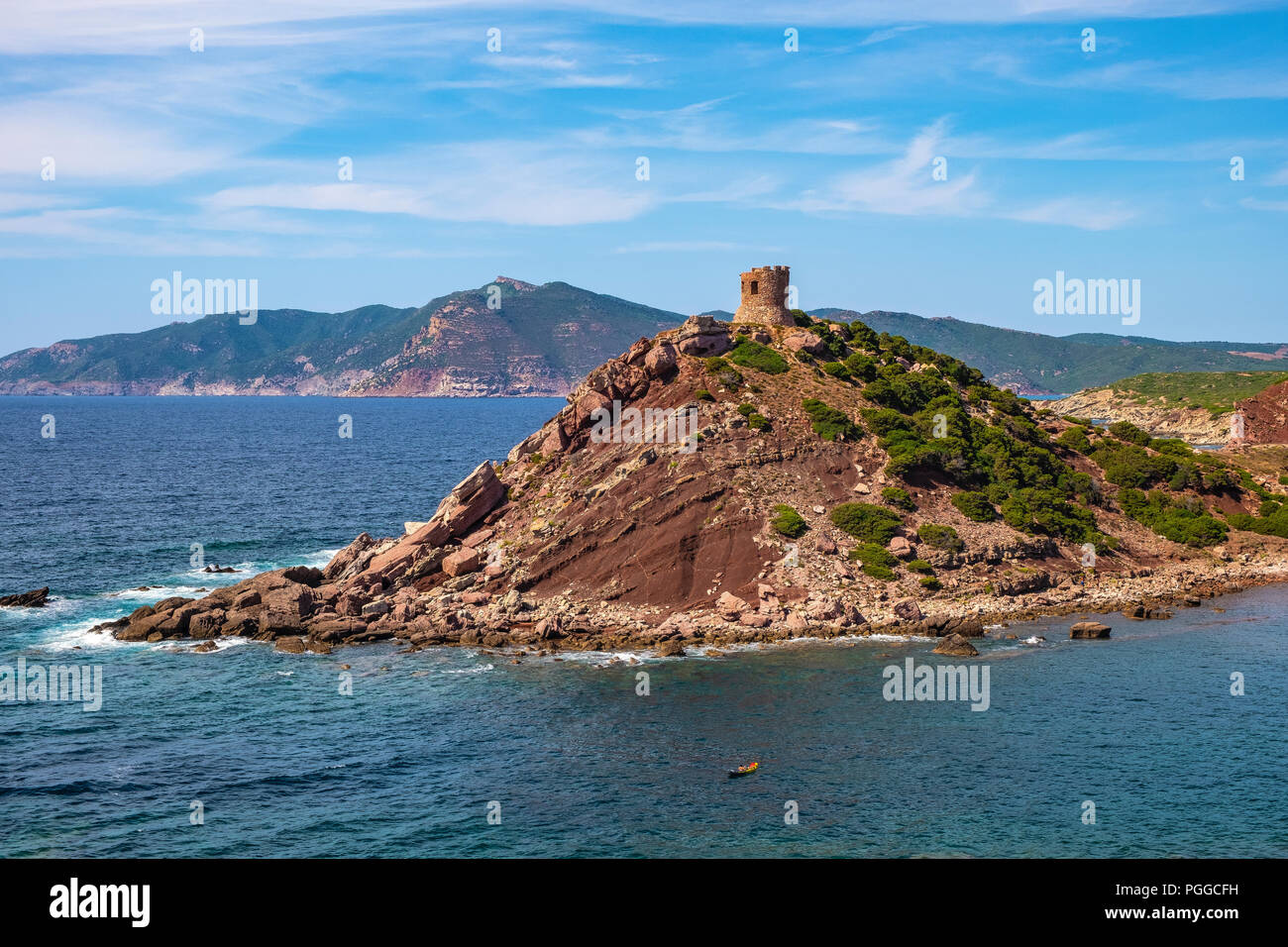 Alghero, Sardegna / Italia - 2018/08/11: vista panoramica della Cala Porticciolo golfo con Torre del Porticciolo torre nel Porto Conte Parco Regionale Foto Stock
