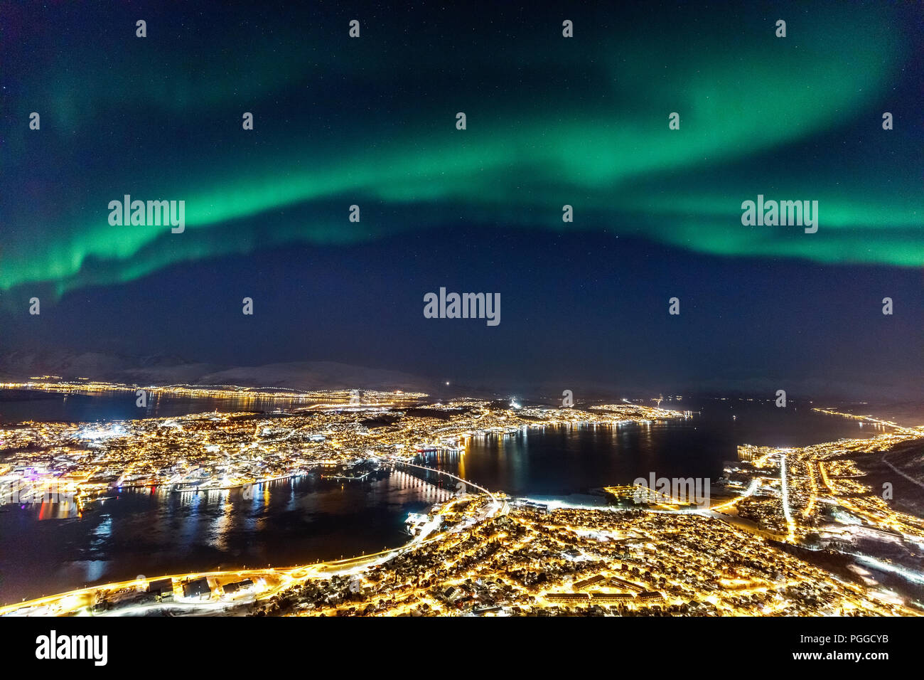 Incredibili luci del nord Aurora Boreale attività sopra la città di Tromso in Norvegia settentrionale Foto Stock