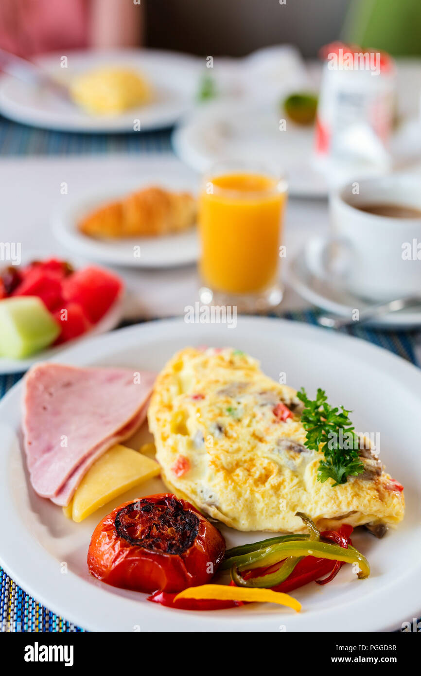 Deliziosa colazione a buffet con omelette prosciutto e verdure Foto Stock