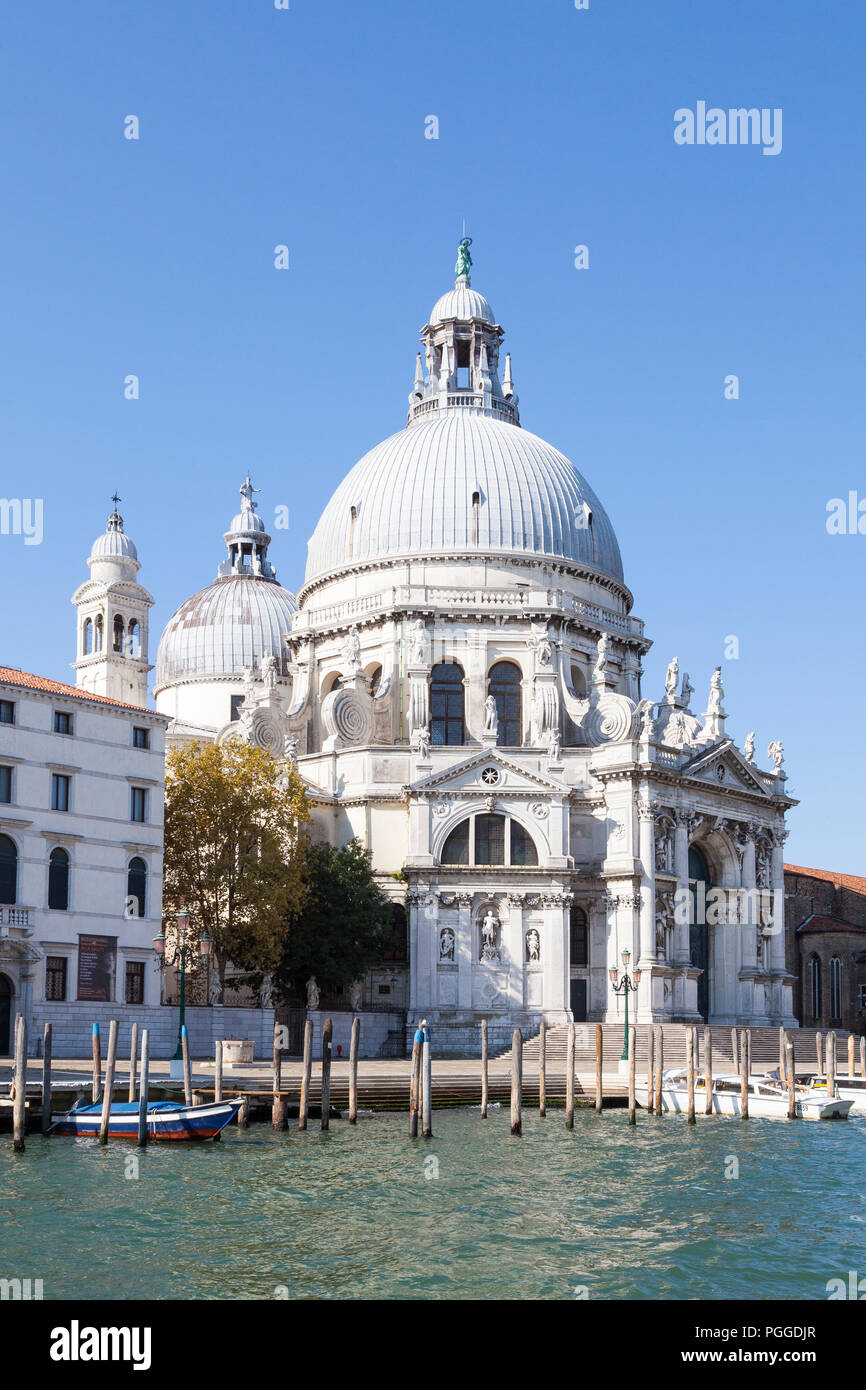 Basilica di Santa Maria della Salute, Grand Canal, Dorsoduro, Venezia, Veneto, Italia la mattina presto luce . Facciata barocca chiesa della peste, Foto Stock