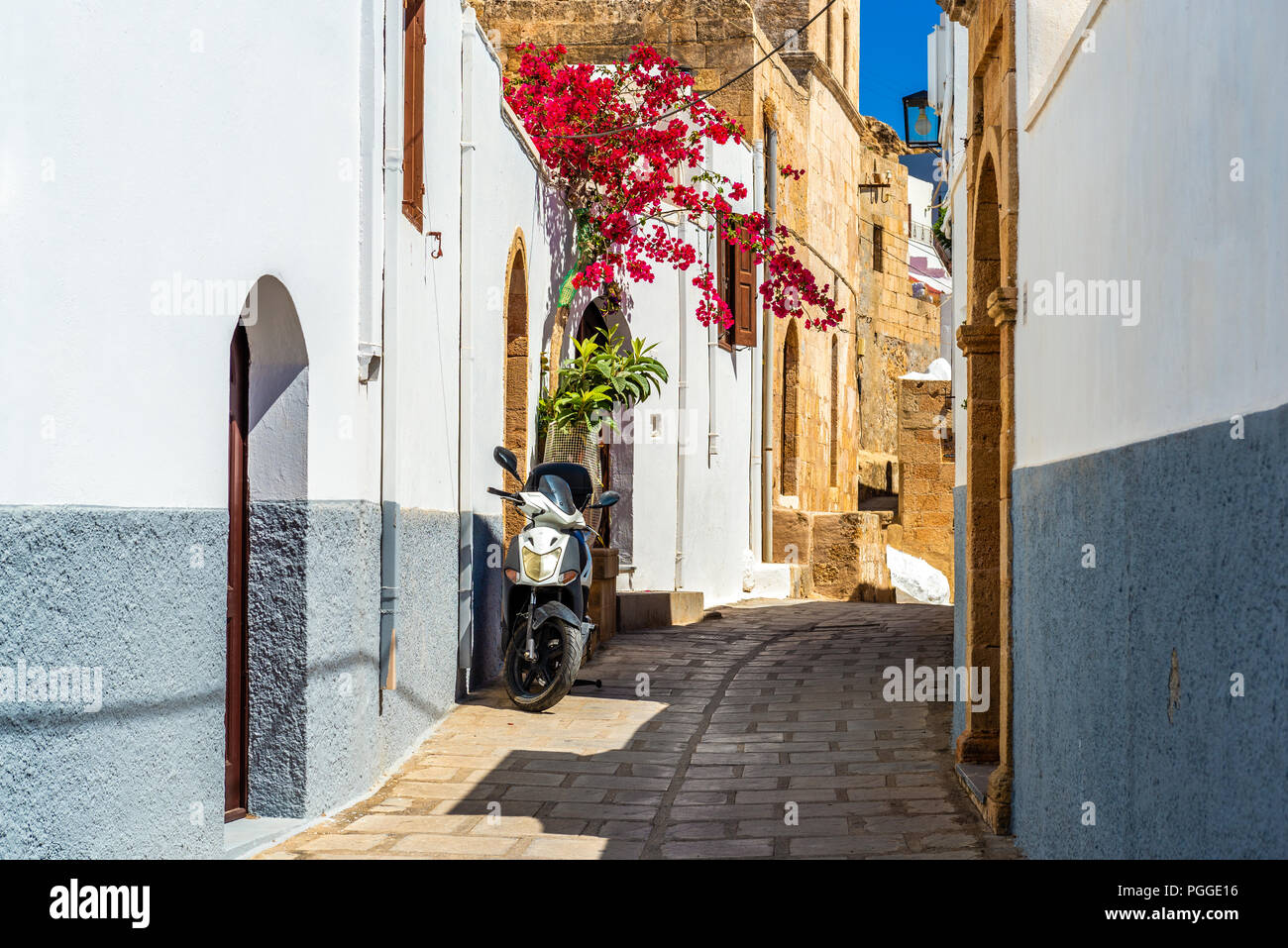 RHODES, Grecia - 14 Maggio 2018: tipico greco scooter parcheggiata su una stradina del centro storico di Lindos. L' isola di Rodi, Grecia Foto Stock