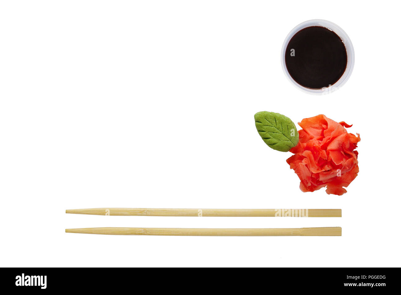 Schema piatto - bacchette, wasabi, zenzero sott'aceto e salsa di soia isolata su sfondo bianco. Foto con percorso di clipping. Foto Stock