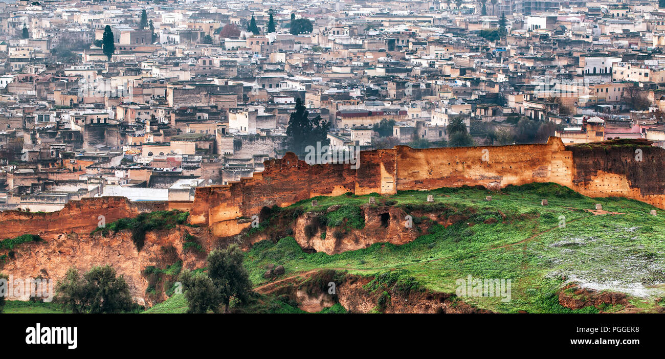 Il Marocco Fez panoramica vista aerea della città vecchia visto dietro le antiche mura Foto Stock