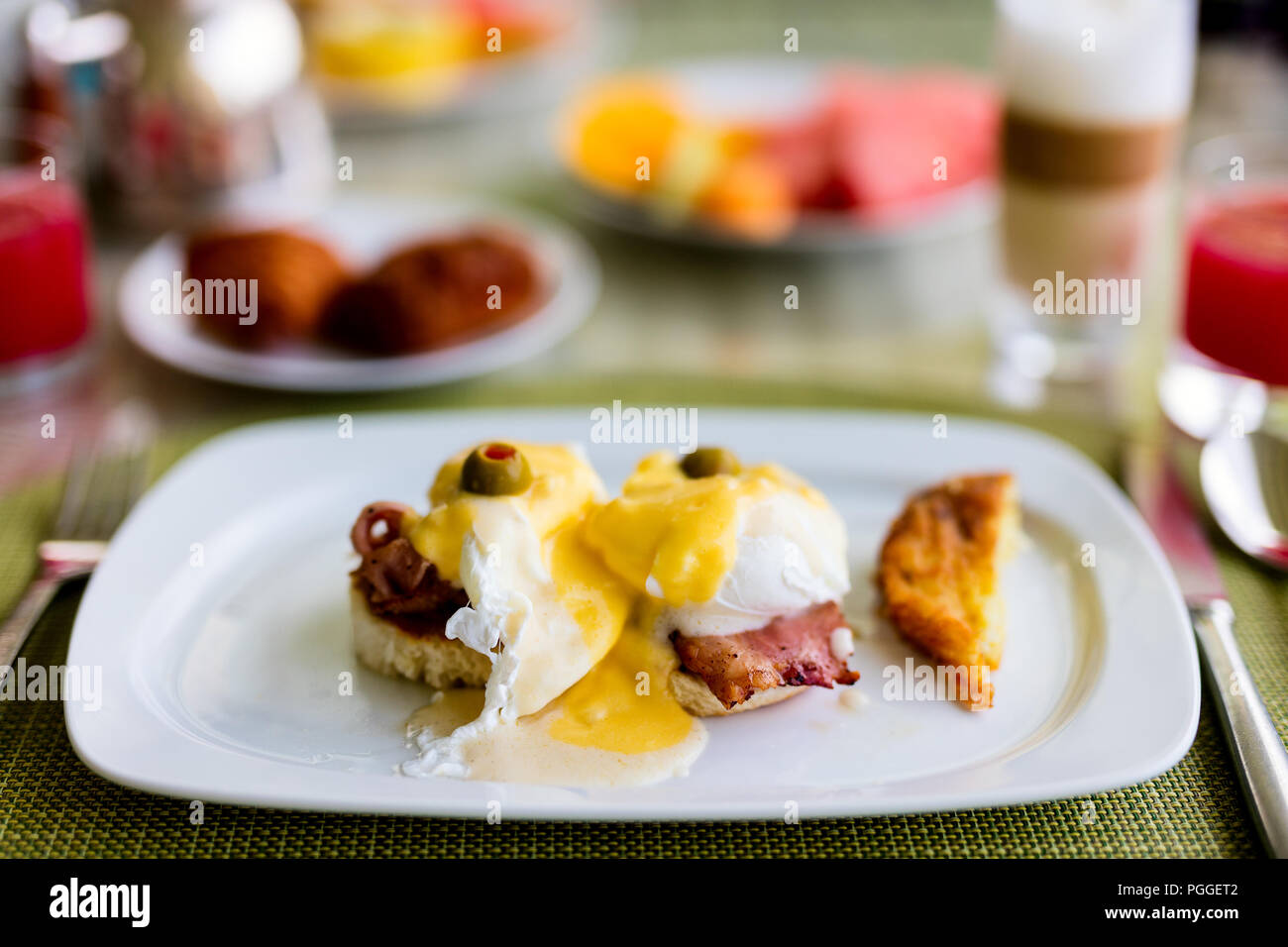Deliziosa colazione a buffet con uova Benedict e caffè Foto Stock