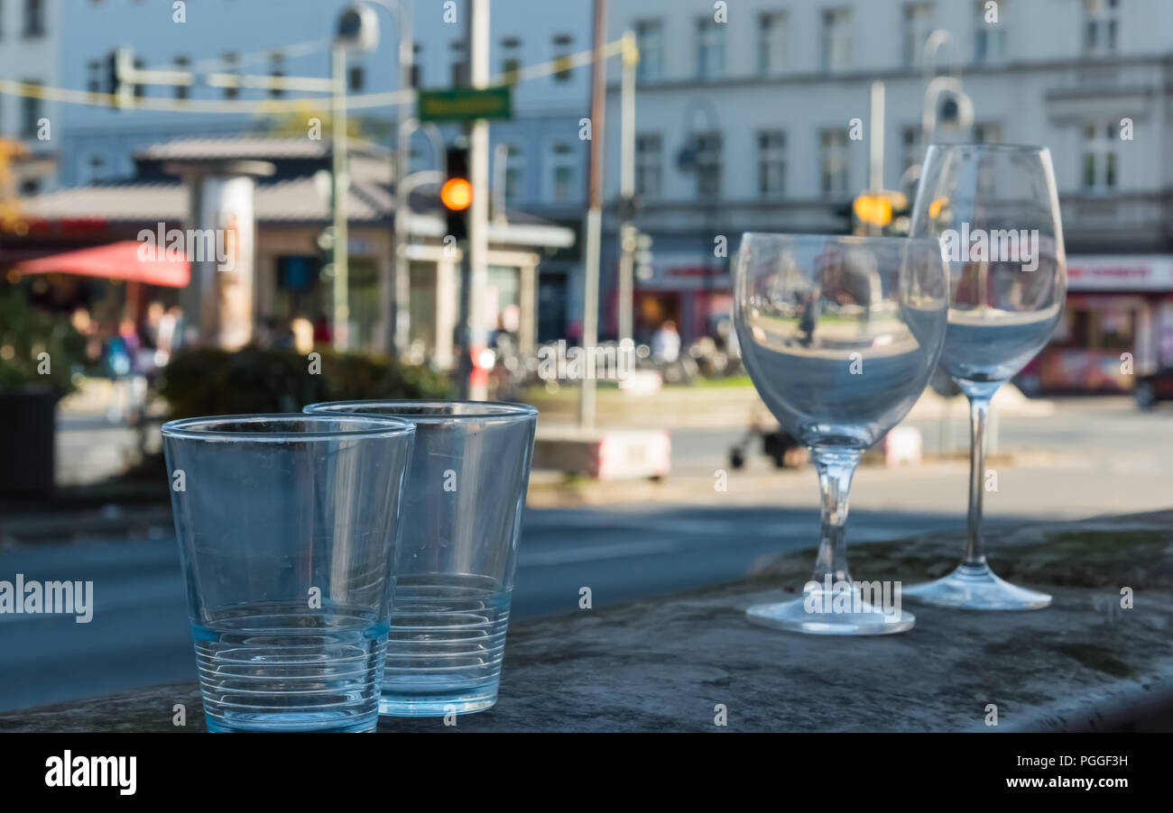 Quattro bicchieri sono in piedi sul bordo della strada dopo una festa Foto Stock