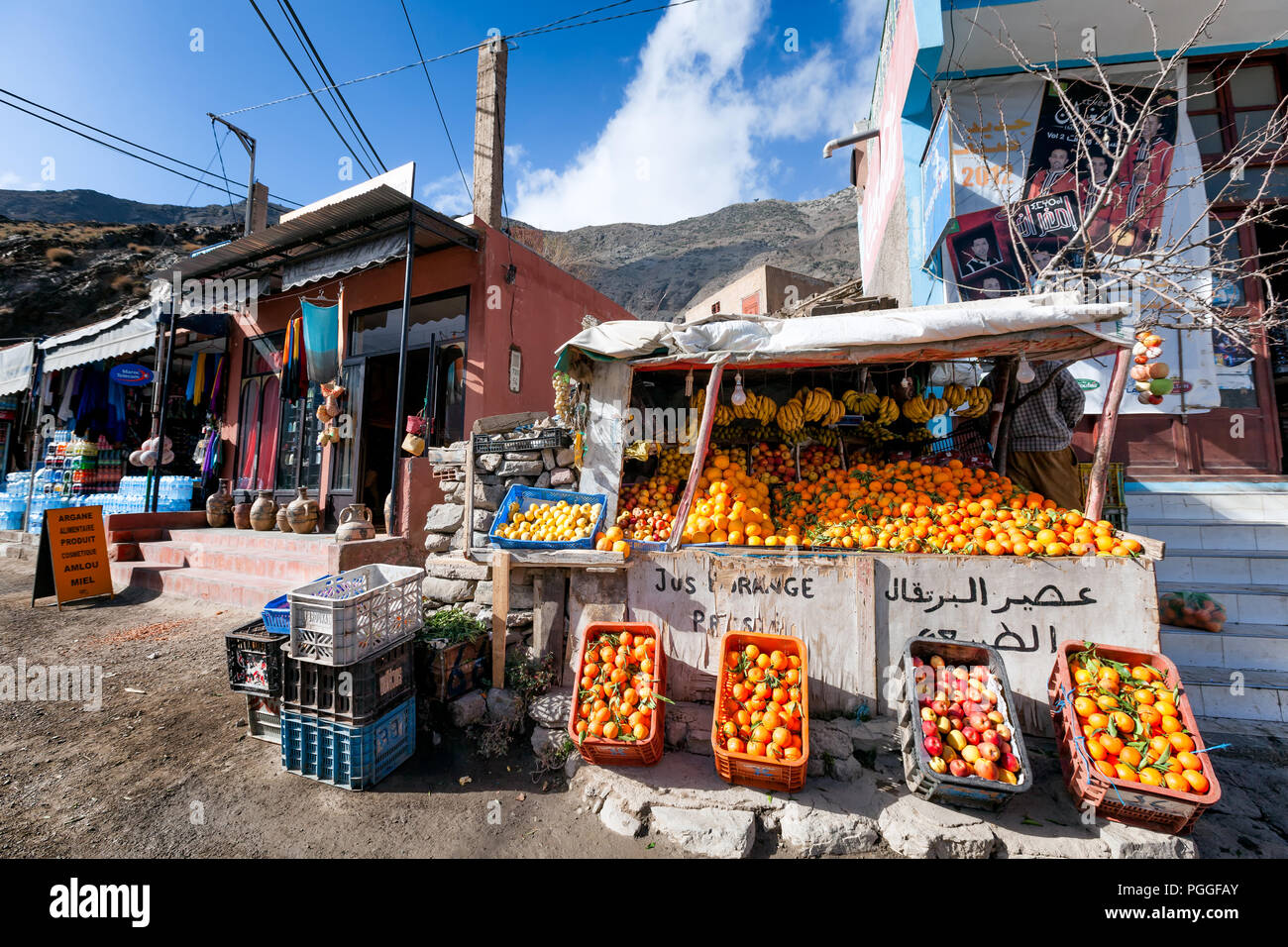 Marocco-DEC.25, 2012: Strada frutta stand su i Tizi-n-Tichka attraverso l'Alto Atlante, a circa 7.400 metri di altitudine, il grado più alto di majo Foto Stock