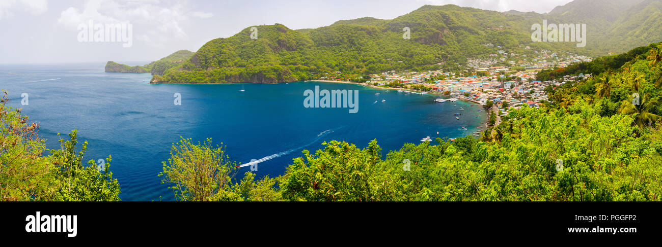 Vista panoramica di giada montagna vicino a piccola città di Soufriere su St Lucia isola dei Caraibi Foto Stock