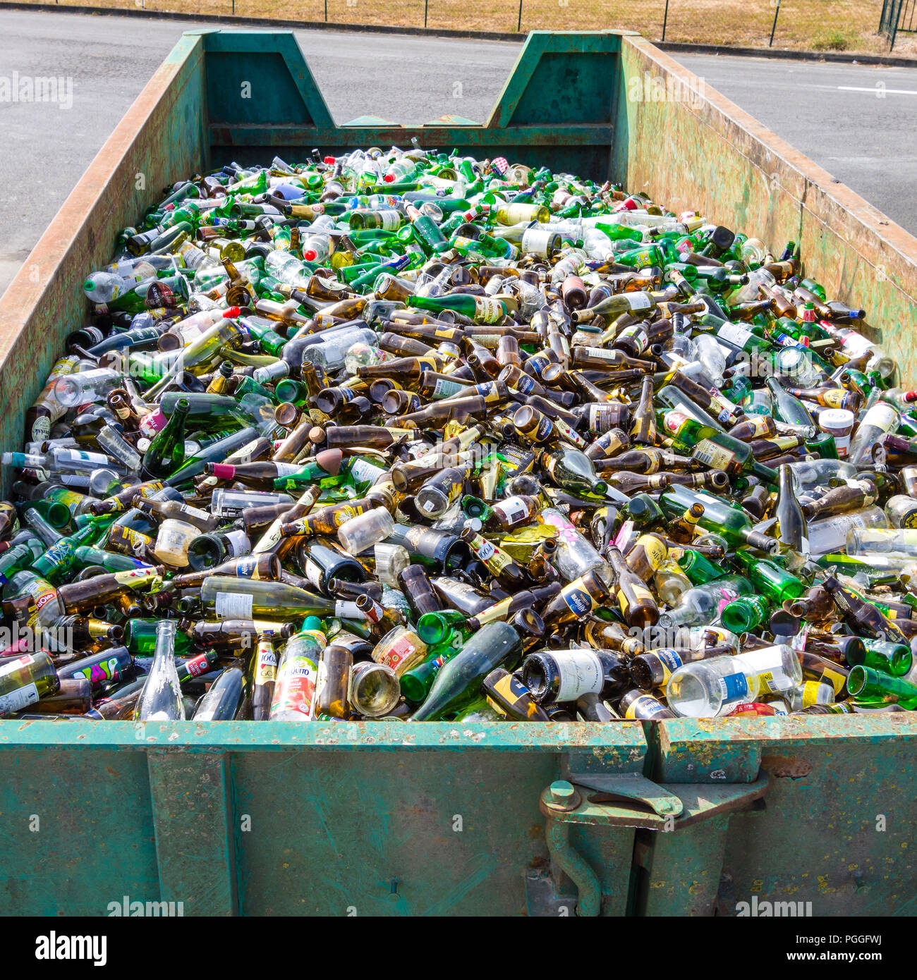 Bottiglie in saltare al consiglio deposito di riciclaggio - Francia. Foto Stock