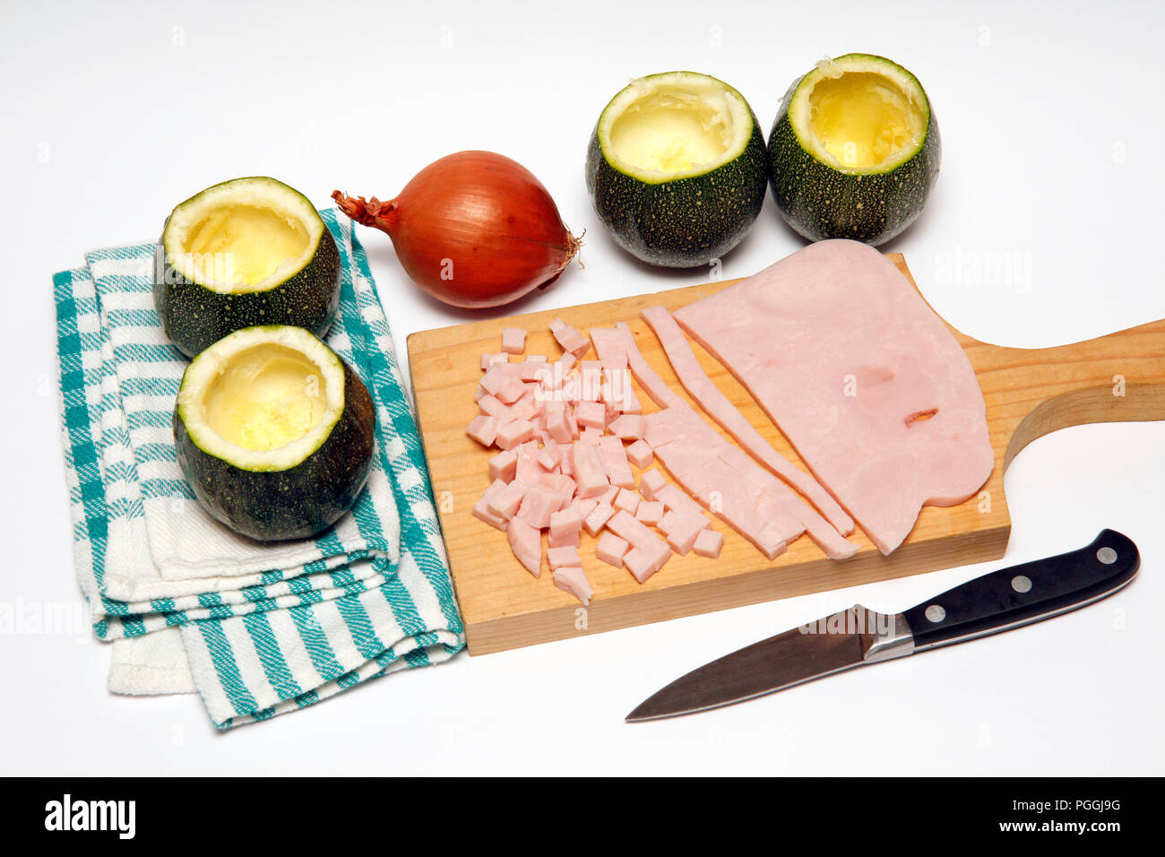 Zucchine ripiene con la Turchia il prosciutto. Passo dopo passo. Piatto preparato: BM827E Foto Stock