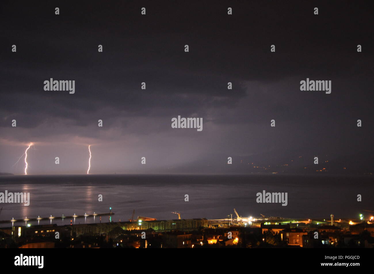 Temporale con pioggia e nuvole nere su mare adriatico Foto Stock