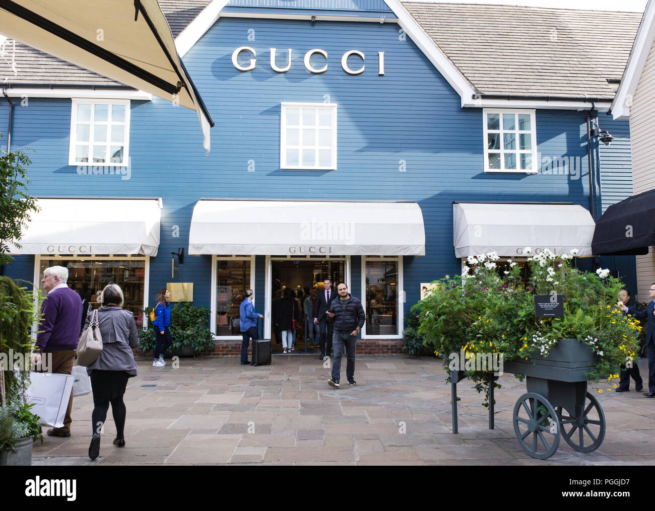 Shopping presso il Villaggio di Bicester Foto Stock