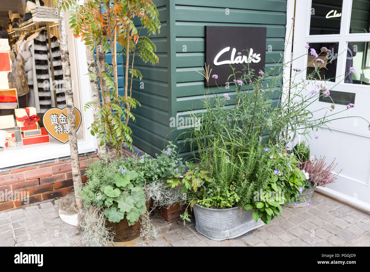 Shopping presso il Villaggio di Bicester Foto Stock