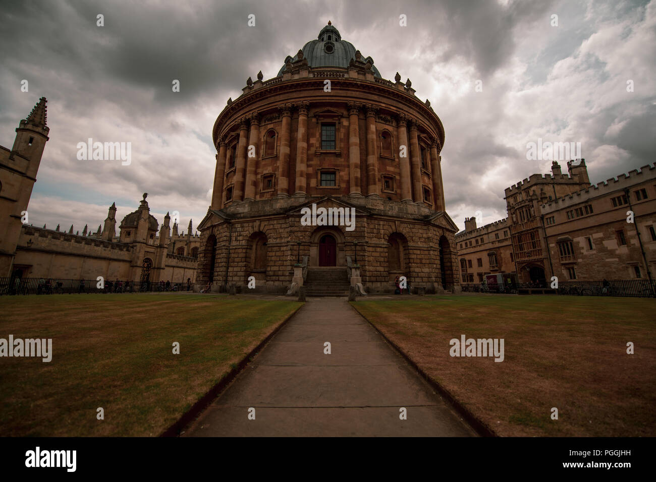 La Radcliffe Camera, parte della biblioteca Bodleian, presso l'Università di Oxford, Inghilterra, con un moody sky, un incredibile pezzo di architettura. Foto Stock La Radcliffe Camera, parte della biblioteca Bodleian, presso l'Università di Oxford, Inghilterra, con un moody sky, un incredibile pezzo di architettura. Foto Stock