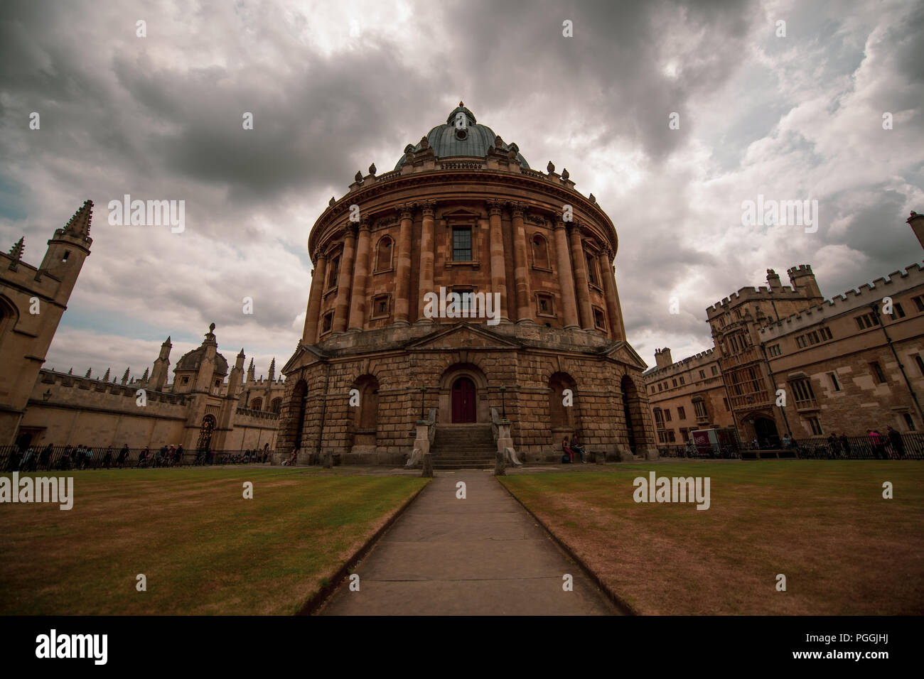 La Radcliffe Camera, parte della biblioteca Bodleian, presso l'Università di Oxford, Inghilterra, con un moody sky, un incredibile pezzo di architettura. Foto Stock