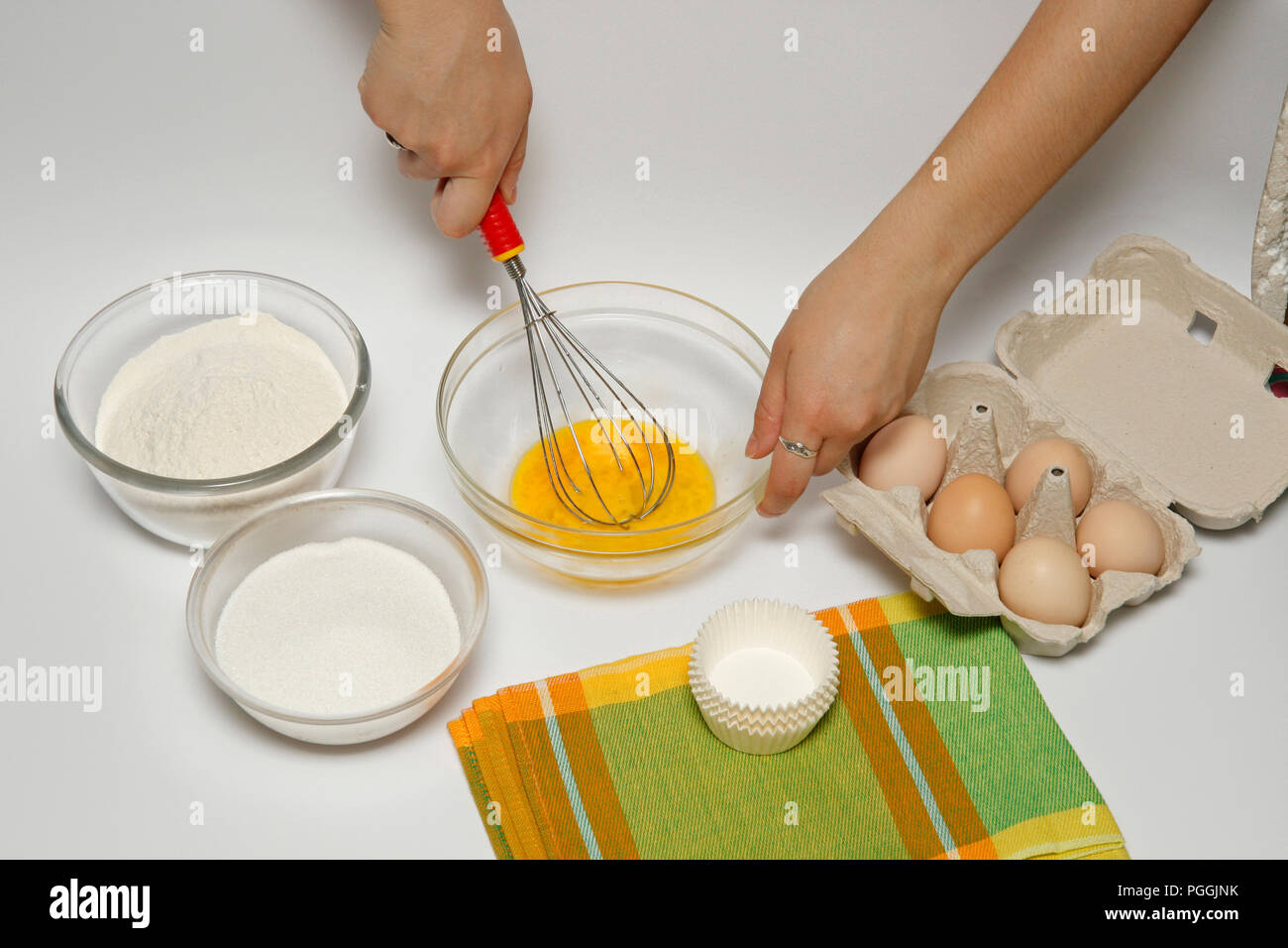 Facile tortini fatti in casa. Passo dopo passo. Piatto preparato; BMRGME Foto Stock