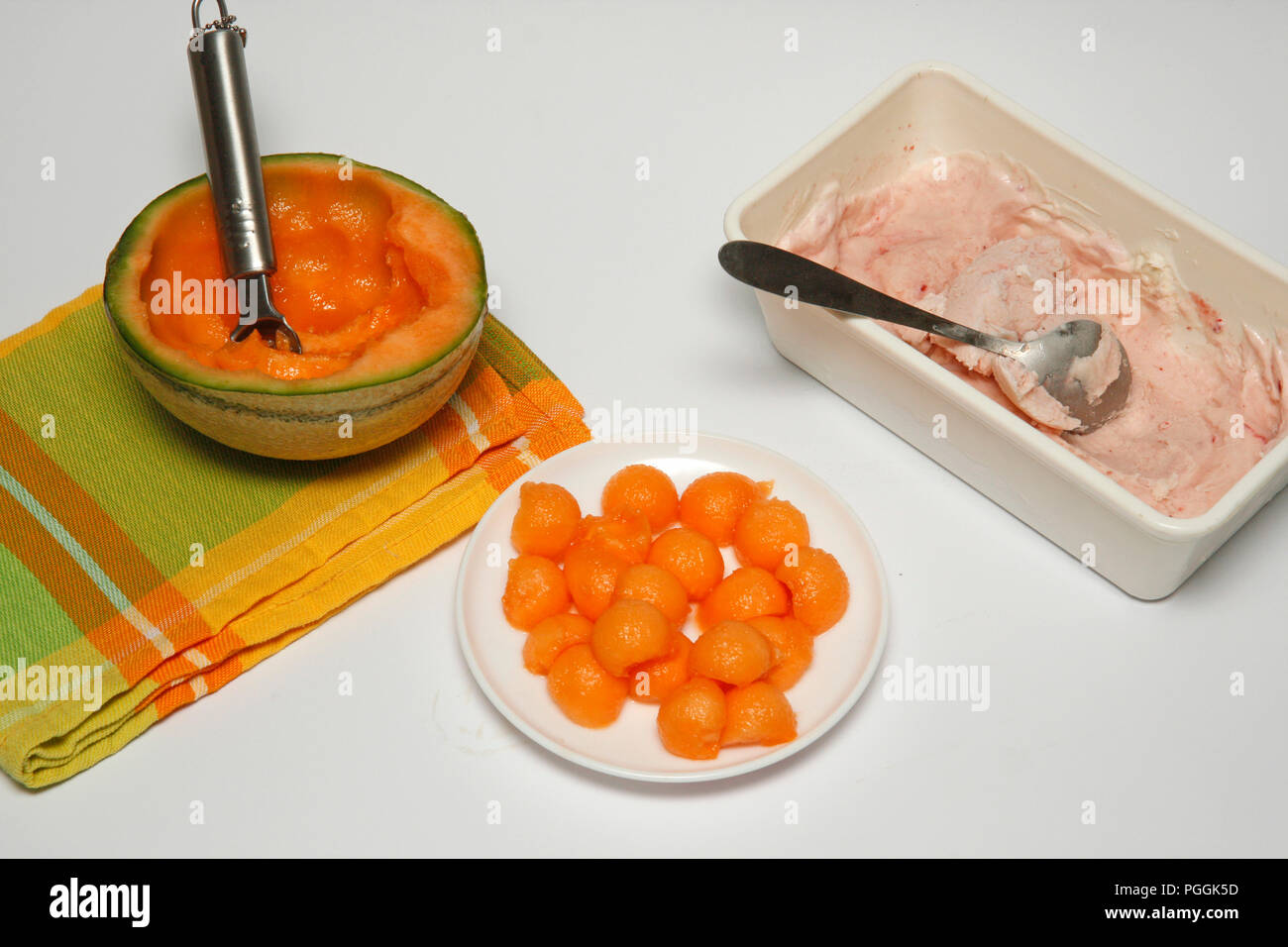Melone farcito con frutta e gelato. Passo dopo passo. Piatto preparato: BNH06T Foto Stock