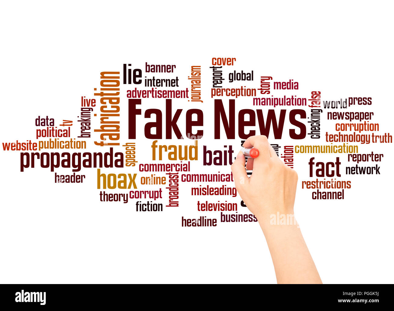 Fake news word cloud e la mano con il concetto di marcatore su sfondo bianco. Foto Stock