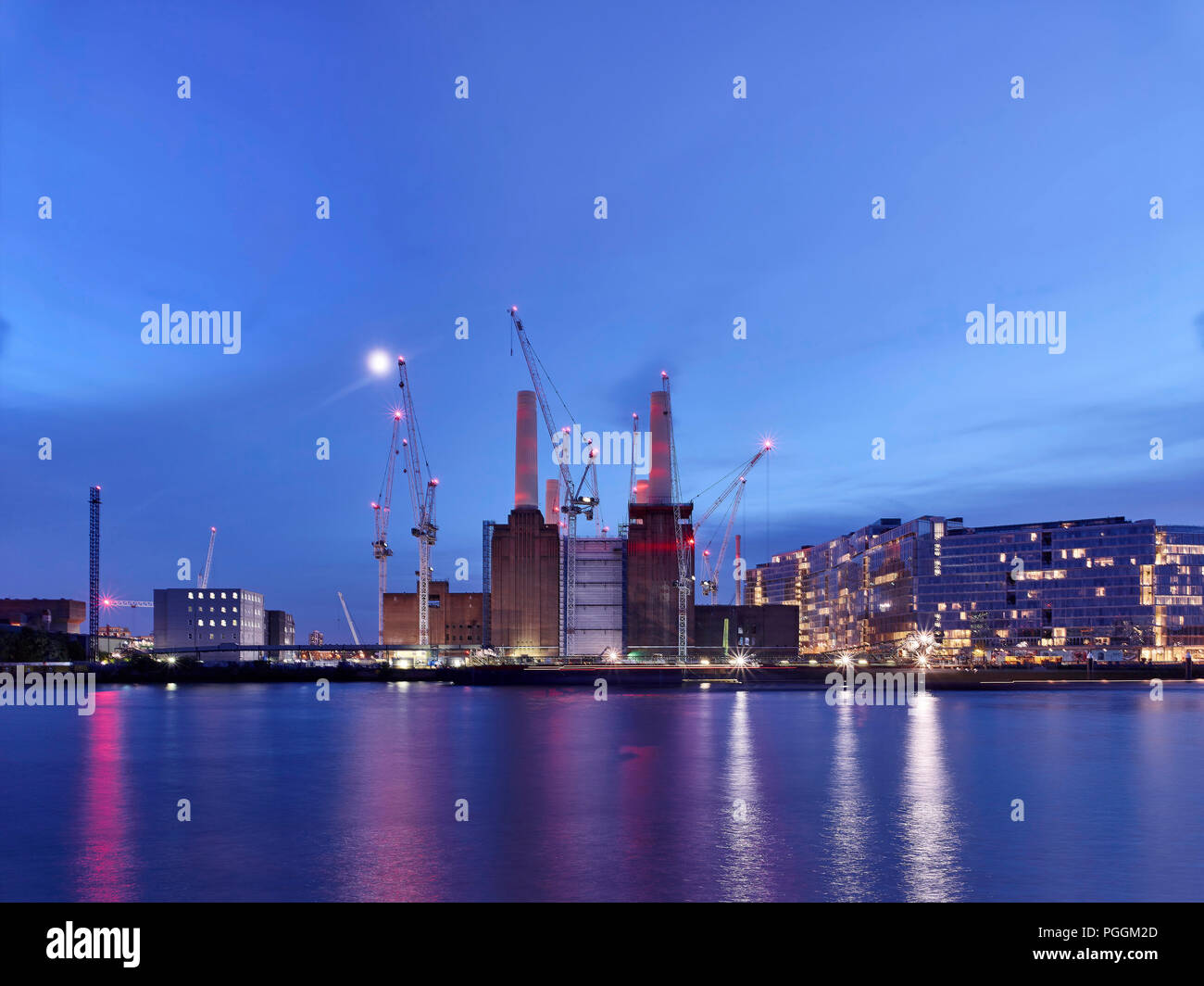 Notte Vista sul Tamigi. Battersea Power Station, in costruzione, Londra, Regno Unito. Architetto: Sir Giles Gilbert Scott, 1953. Foto Stock