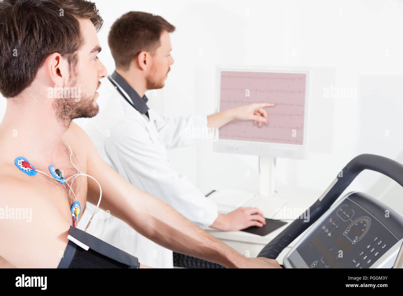 Medico mostra il paziente la registrazione ECG dell'attività elettrica del cuore Foto Stock