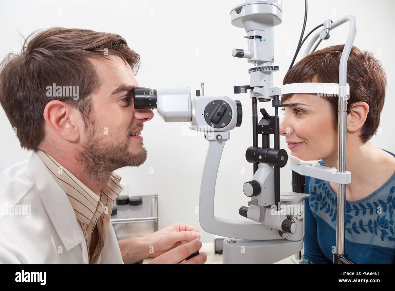La chirurgia di un oftalmologo durante il controllo della retina di un paziente, esame con lampada a fessura Foto Stock
