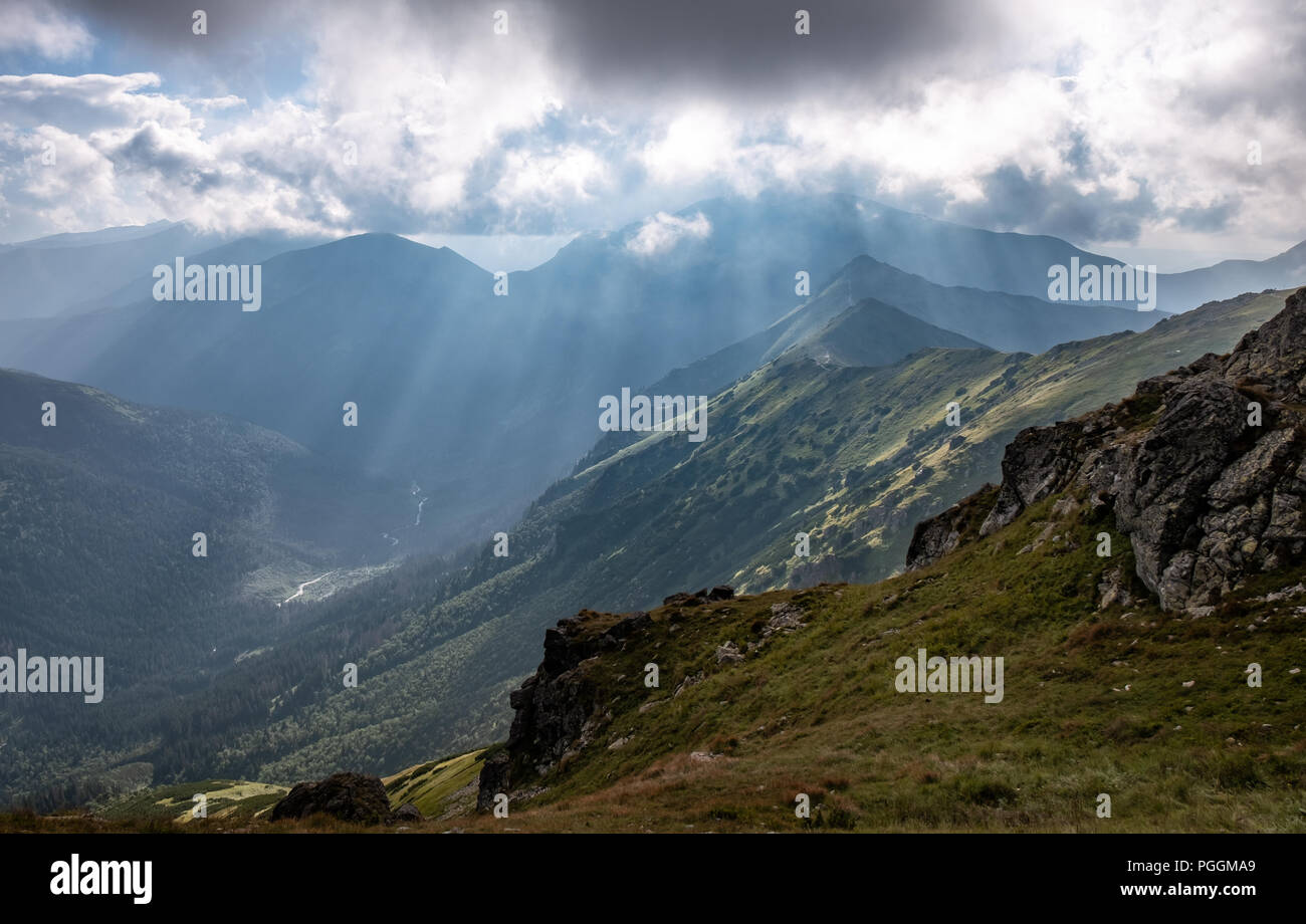 Scenic mountain view con fasci di luce al giorno di estate nel parco nazionale dei Monti Tatra Foto Stock