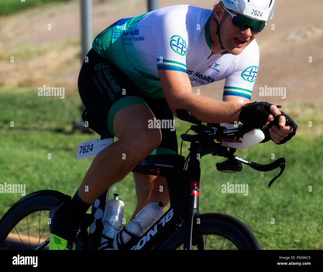 Ciclista maschio è in competizione in Hotter Than Hell caso vicino a Wichita Falls. Egli è il passaggio di Hell's Gate. Foto Stock