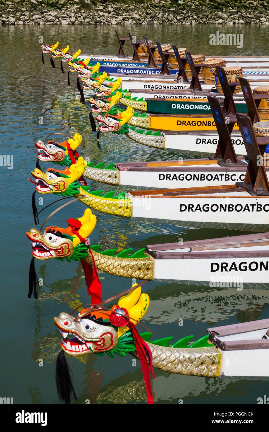 Barche drago che viene ispezionata prima di racing al Steveston Dragon Boat Festival 2018 Foto Stock