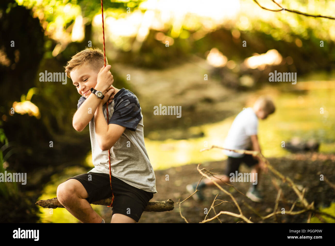 Ragazzo basculante in swing corda Foto Stock