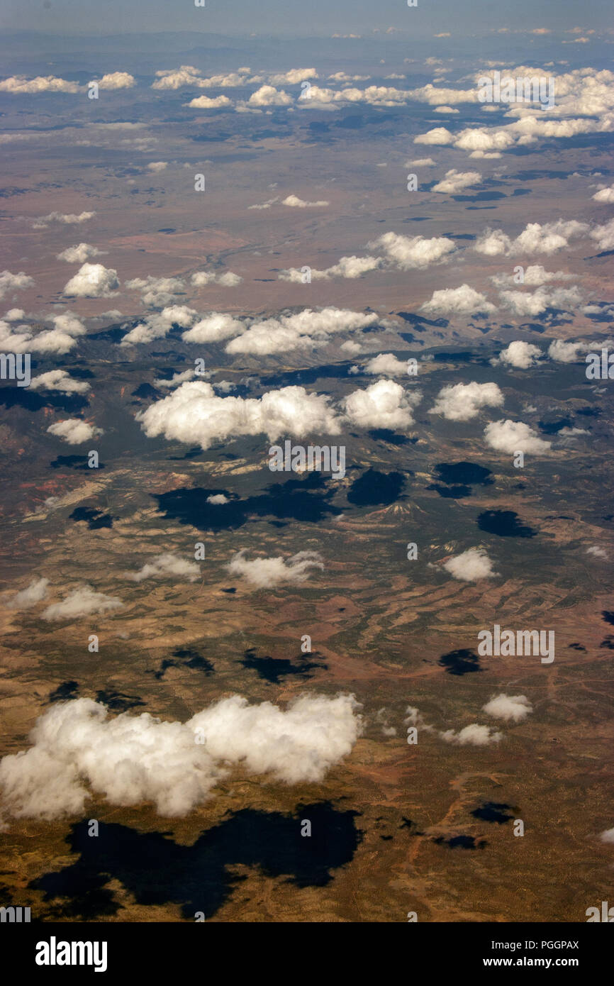 Vista aerea del deserto durante un volo in aereo Foto Stock