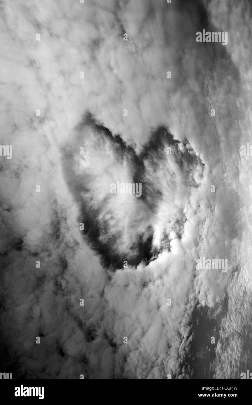 Nuvole Cirrocumulus creando una a forma di cuore ad cloud. Foto Stock