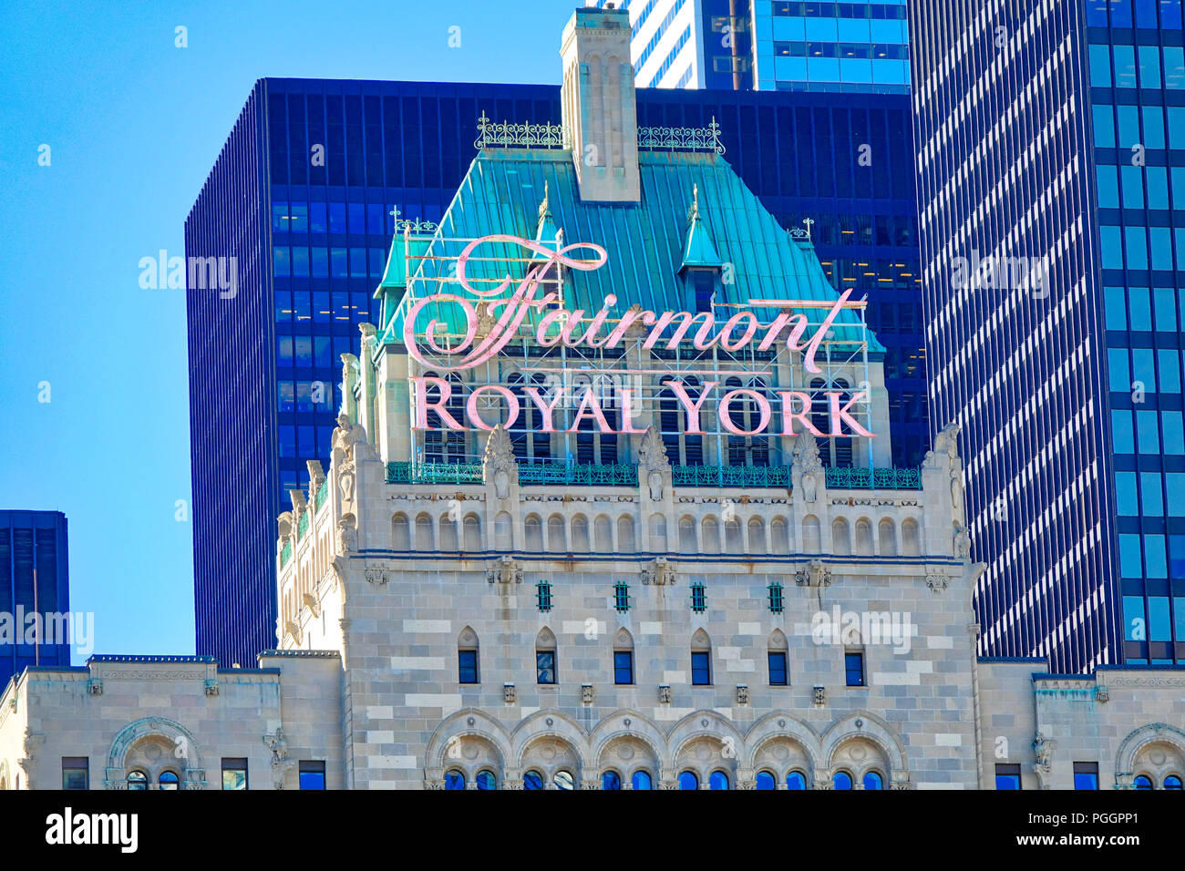 Toronto, Canada - 16 Giugno: Famoso Fairmont Royal York Hotel in Toronto rivolta verso il lago Ontario Harbour Foto Stock