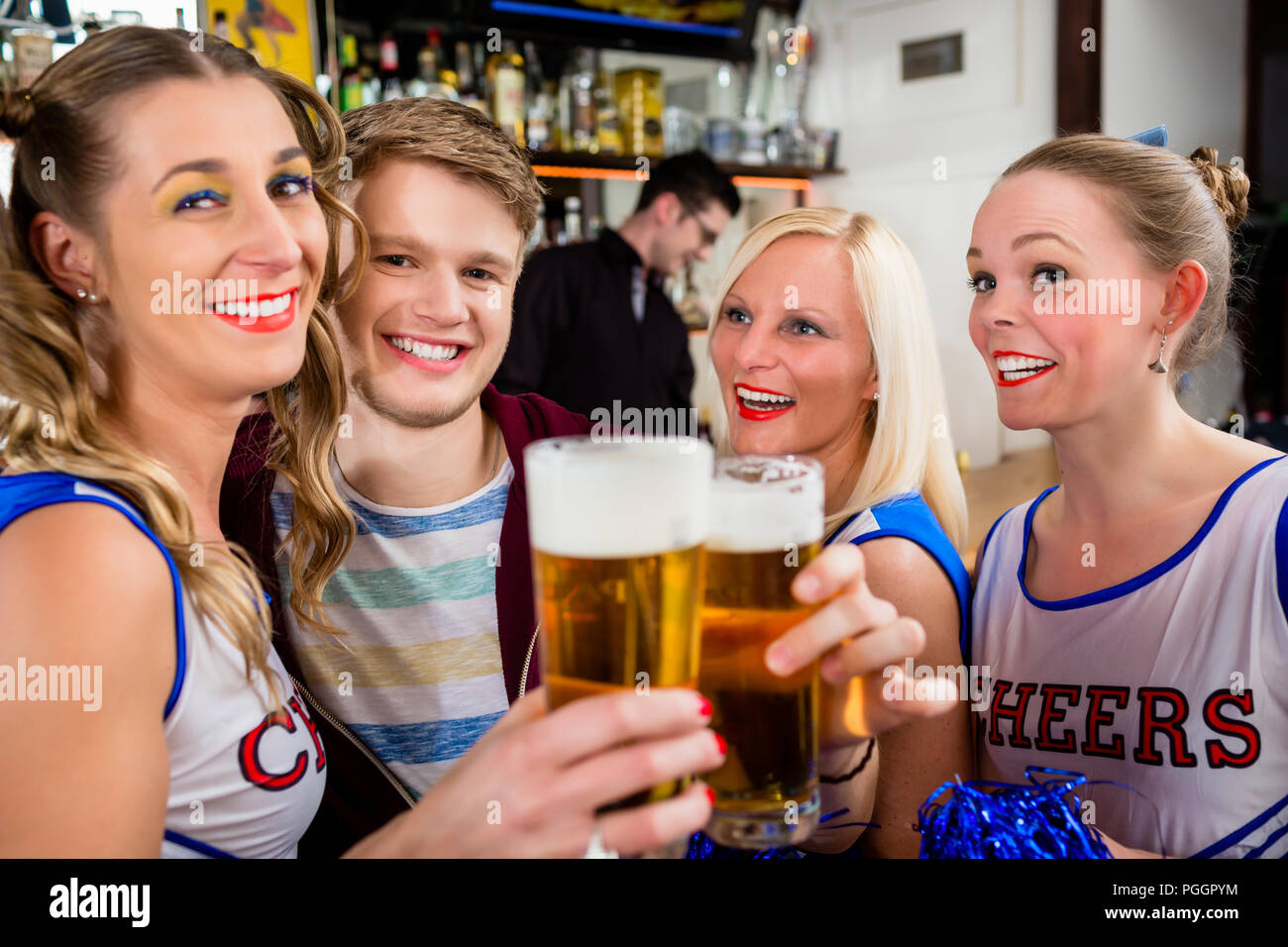 Gli appassionati di uno sport di squadra la visione di gioco in bar Foto Stock