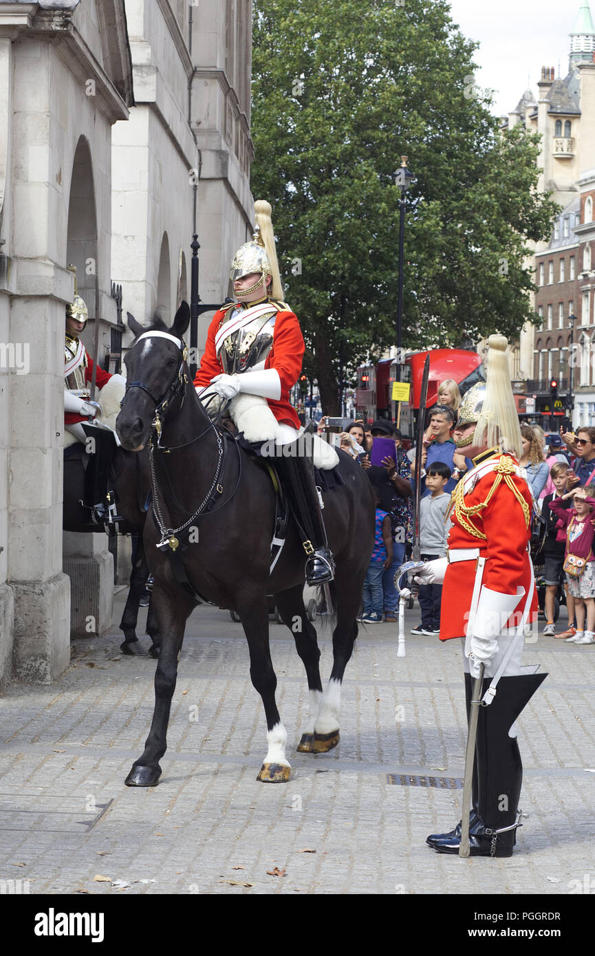 Modifica delle sentinelle a horseguards Foto Stock