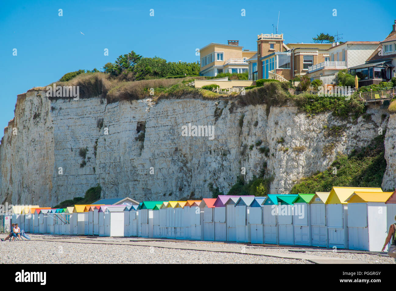 Spiaggia di capanne, scogliere e spiaggia di costa di Criel sur Mer in Normandia, Francia Foto Stock