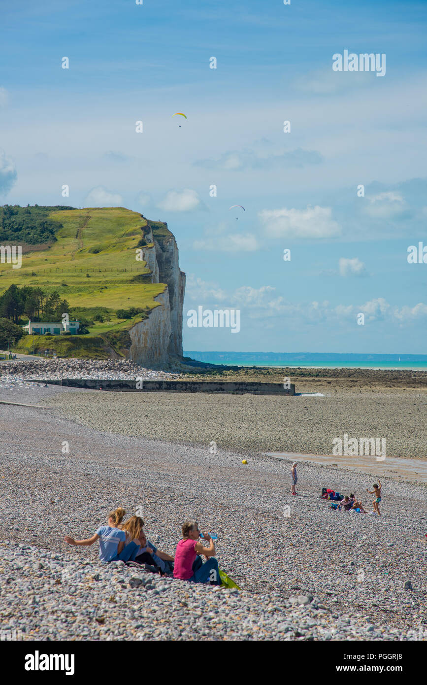 Persone alla spiaggia di ciottoli in Criel sur Mer in Normandia, Francia Foto Stock