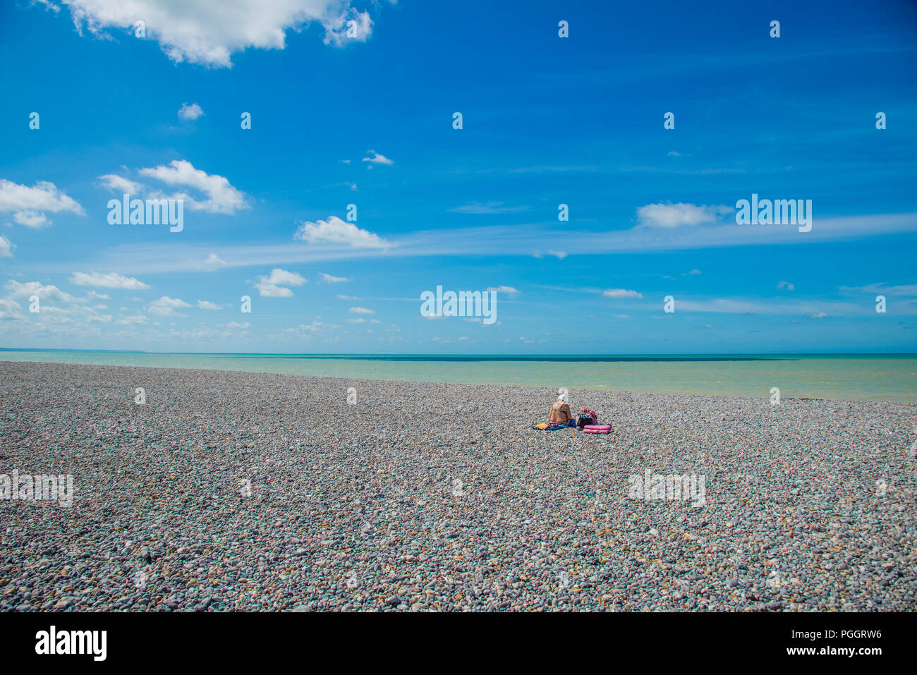 Persone alla spiaggia di ciottoli in Criel sur Mer in Normandia, Francia Foto Stock