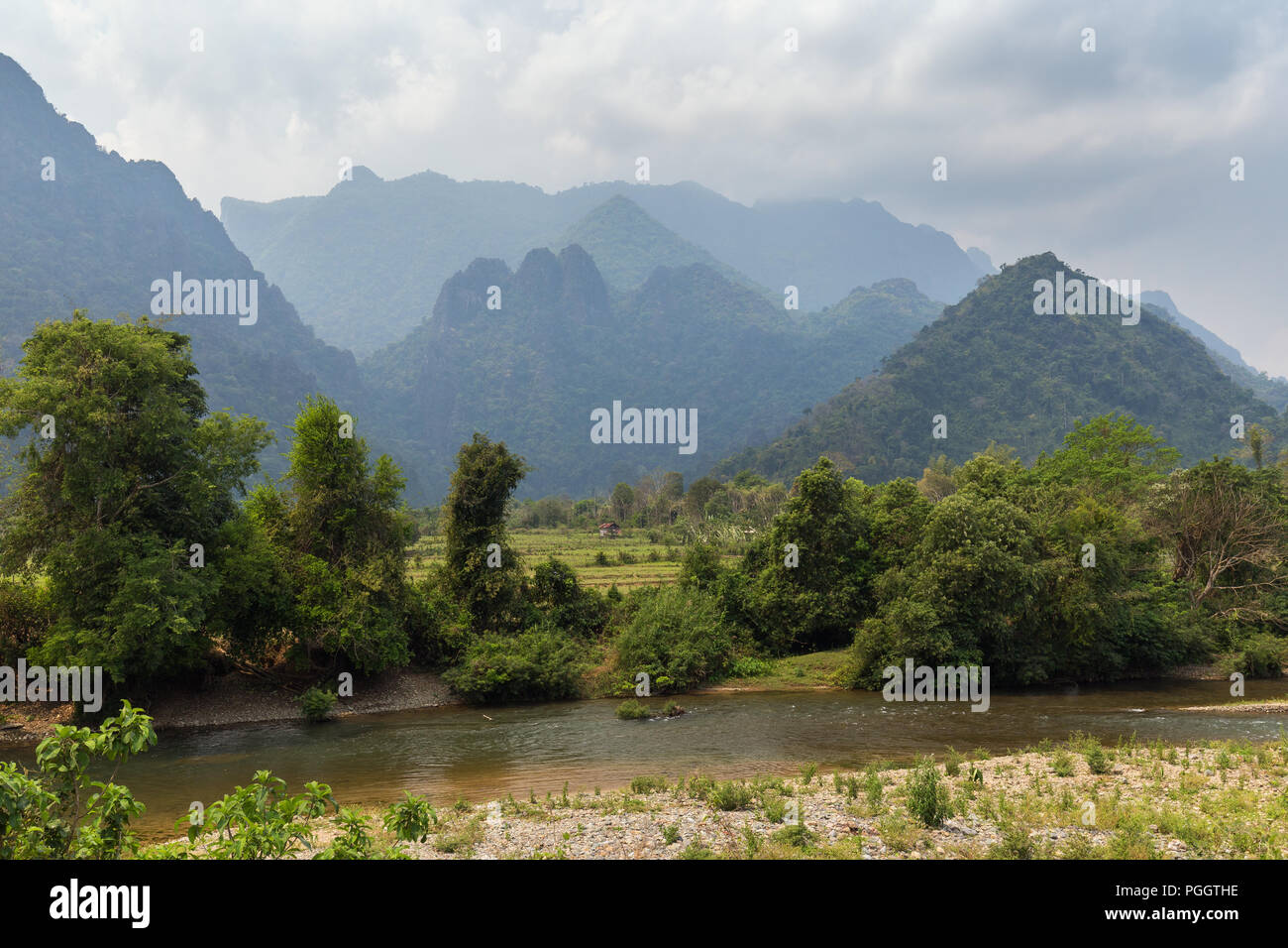Vista panoramica di Nam Song River, campi e montagne calcaree nei pressi di Vang Vieng, Provincia di Vientiane, Laos. Foto Stock
