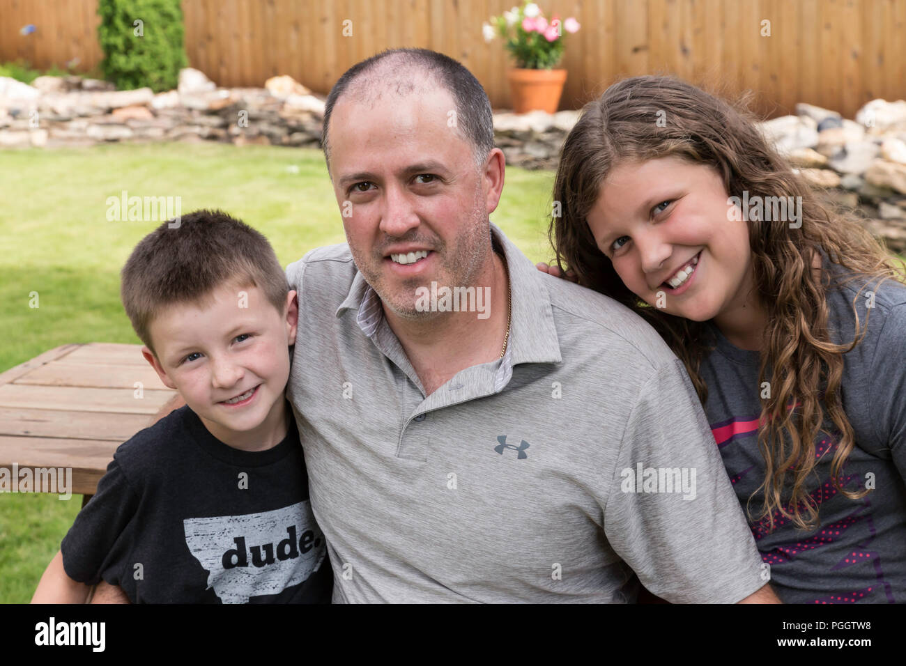 Orgoglioso padre con i suoi due figli, MT, STATI UNITI D'AMERICA Foto Stock