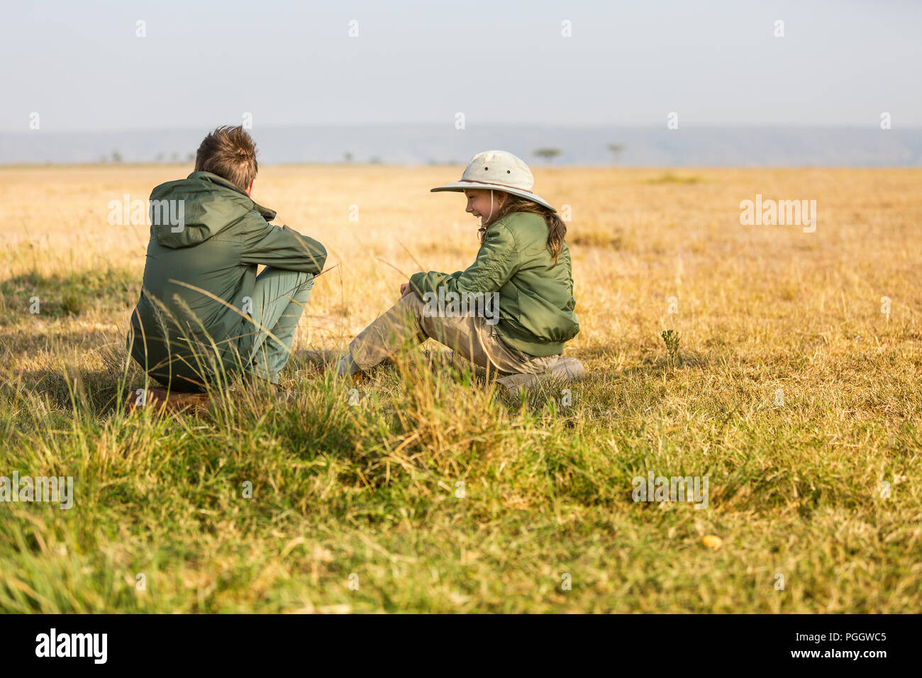 I ragazzi del fratello e sorella in safari Africano vacanze godendo di vista bush Foto Stock