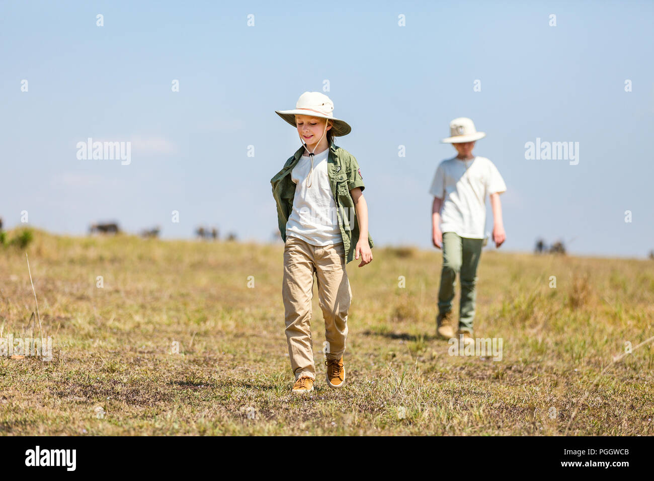 I ragazzi del fratello e sorella in Africa vacanza safari a piedi nella savana Foto Stock