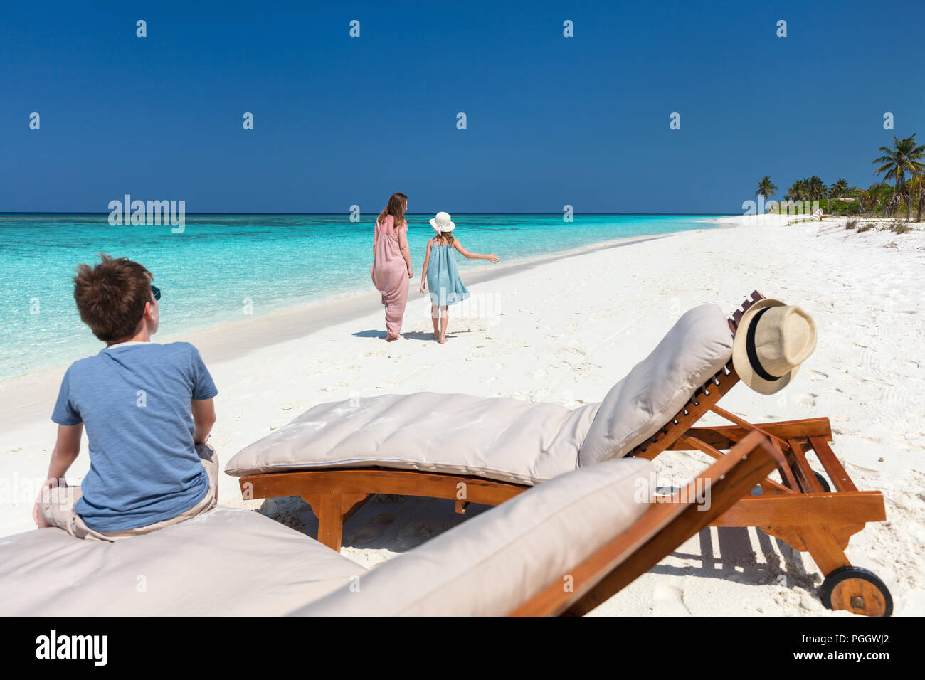 Madre di famiglia e bambini godendo tropical beach vacanza nel resort di lusso Foto Stock