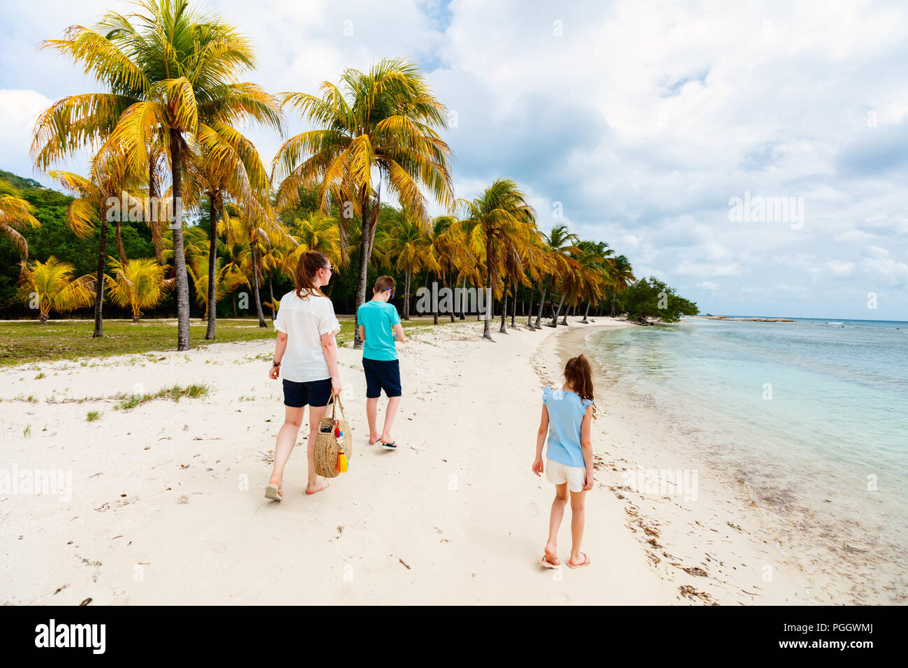 Madre e bambini godendo tropical beach vacanza su Mustique Island in St Vincent e Grenadine Foto Stock