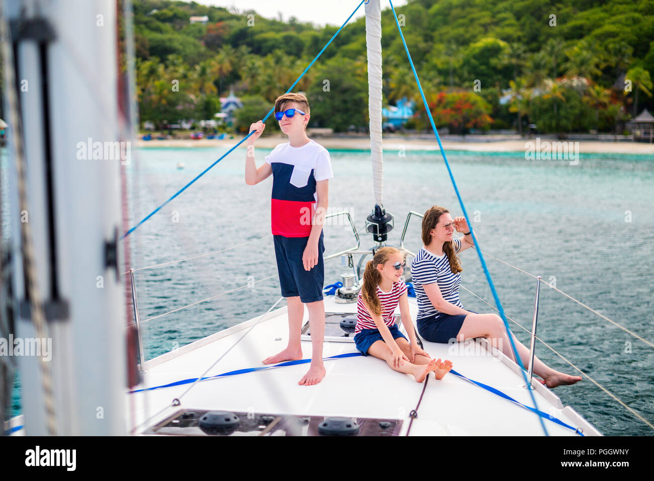 Madre e bambini a bordo di yacht a vela avente estate Viaggi avventura Foto Stock