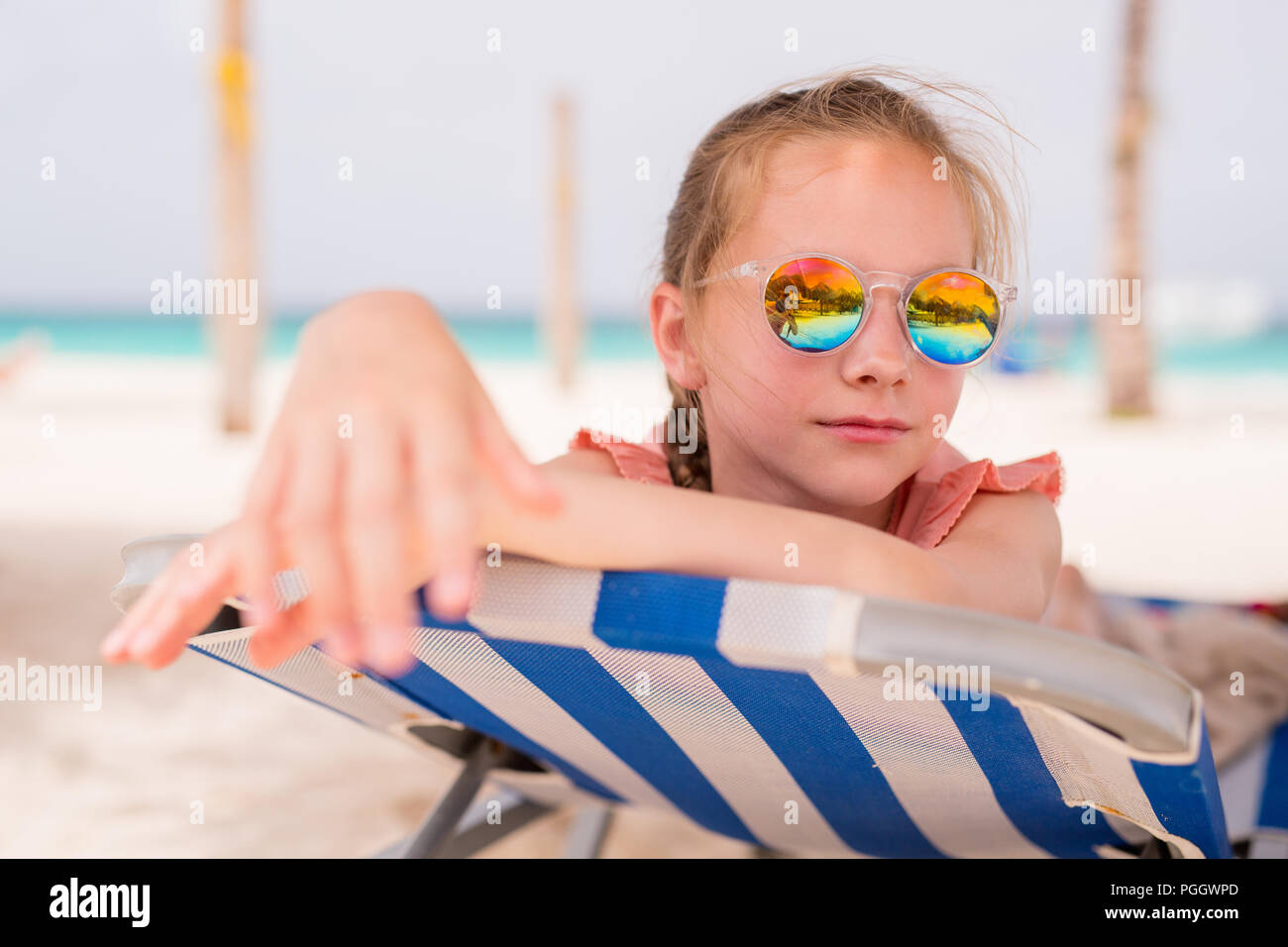 Adorabile bambina in spiaggia durante le vacanze estive Foto Stock