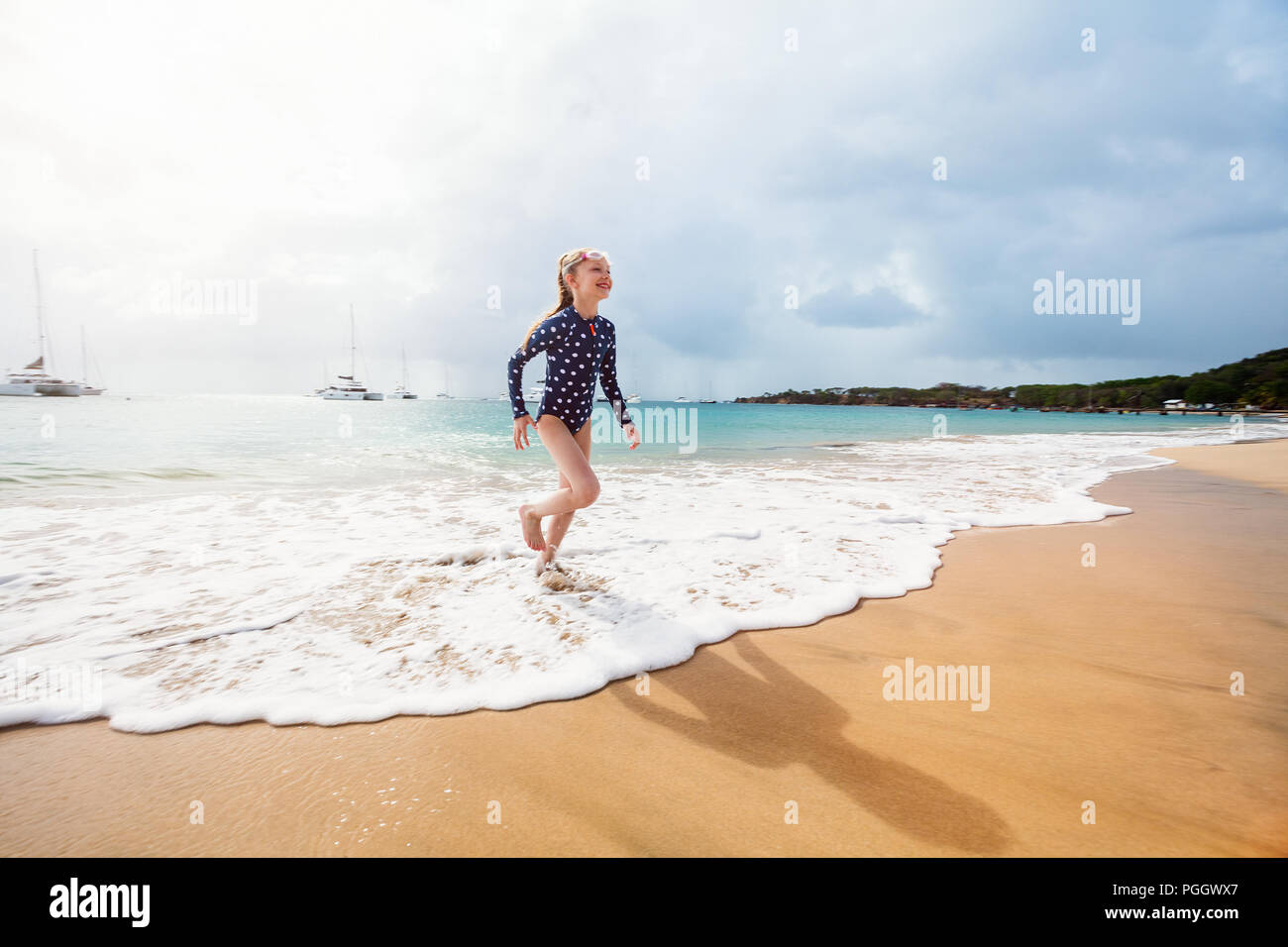 Adorabile ragazza in spiaggia durante le vacanze estive Foto Stock