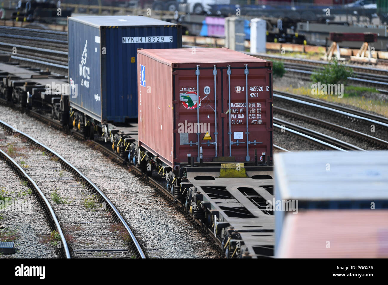 Contenitore convoglio ferroviario in viaggio sulla linea principale in Southampton e Southampton Docks carring merci per l'esportazione e importazione. Foto Stock