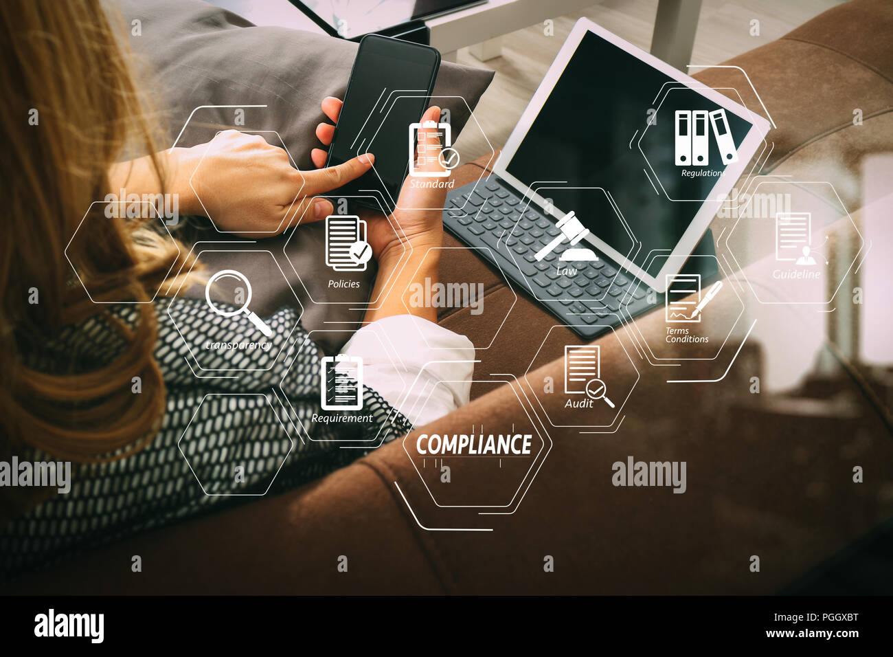 Conformità schema virtuale di regolamenti, leggi, norme, esigenze e audit.brunette donna utilizzando smart phone e digital computer tavoletta su sof Foto Stock